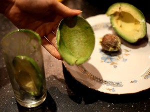 как-почистить-авокадо-кожура