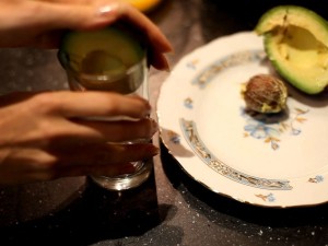 как-почистить-авокадо-с-помощью-стакана
