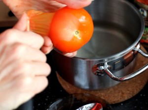 суп-минестроне-чистим-помидоры