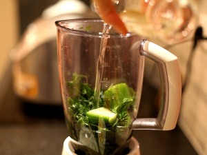 зеленый-коктейль-добавляем-воду