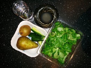 зеленый-коктейль-состав-шпинат-груша-киви-огурец